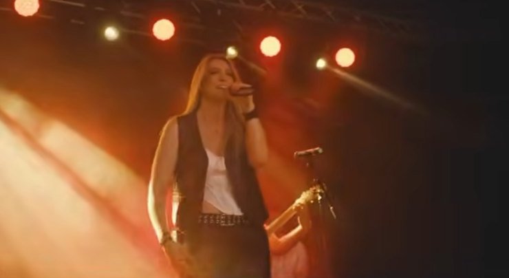 Alexa Lace presenta en directo "Every Girl Needs a Hero"
