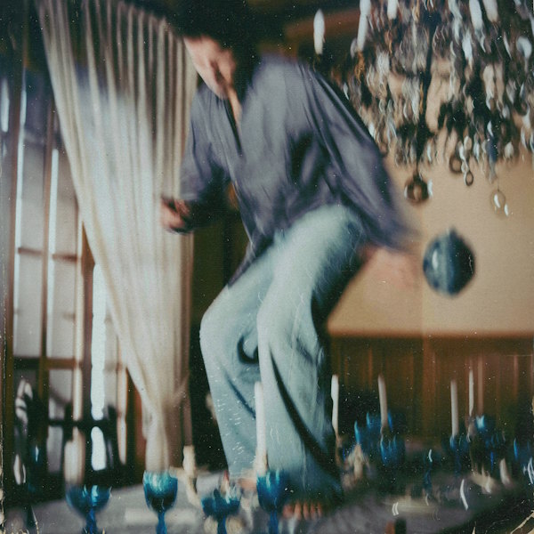 Borja encima de la mesa