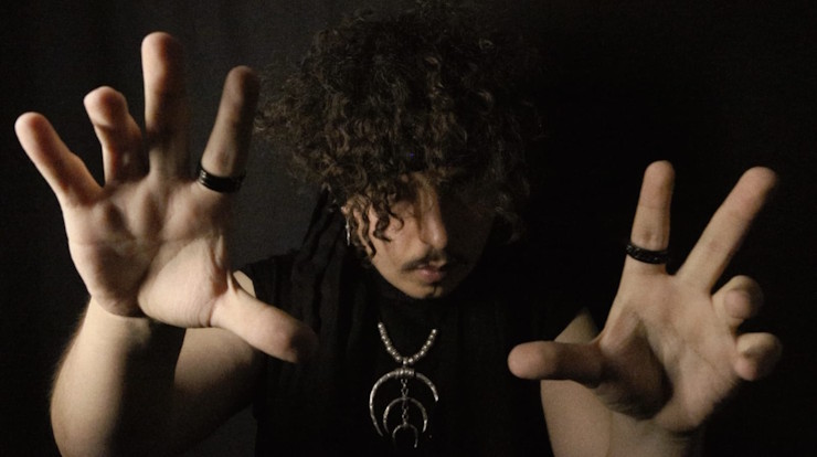 Chitu lanza 'Embrújame', un oscuro hechizo de pop rock inspirado en la obsesión y la magia