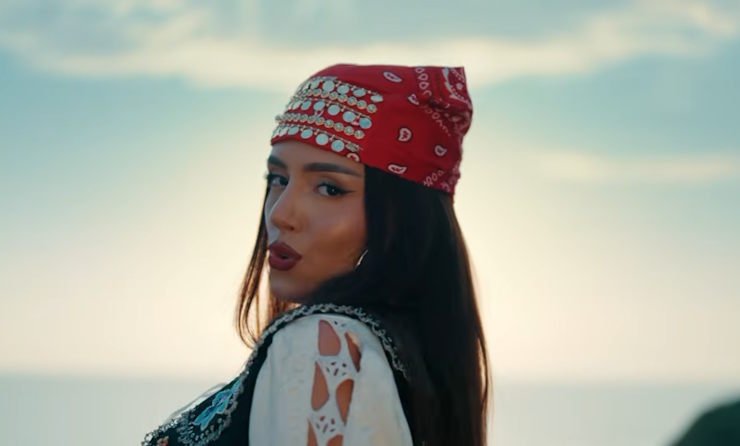 Enkela estrena "Dashni Shqiptare", una nueva propuesta que pone el amor y la identidad en el centro