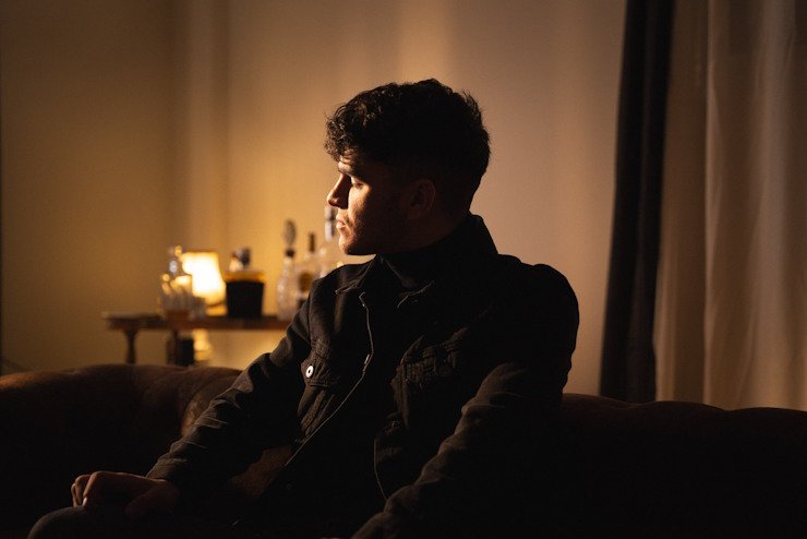 Manuel Ayra transforma sus errores en música con "Yo soy el error", su nuevo paso hacia una carrera propia