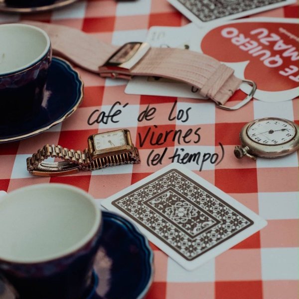 MAZU transforma la ansiedad por el paso del tiempo en "café de los viernes (el tiempo)", su nuevo adelanto