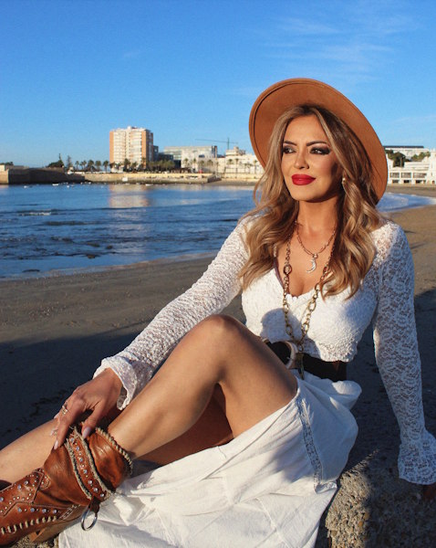 Merche Labios de rojo 2